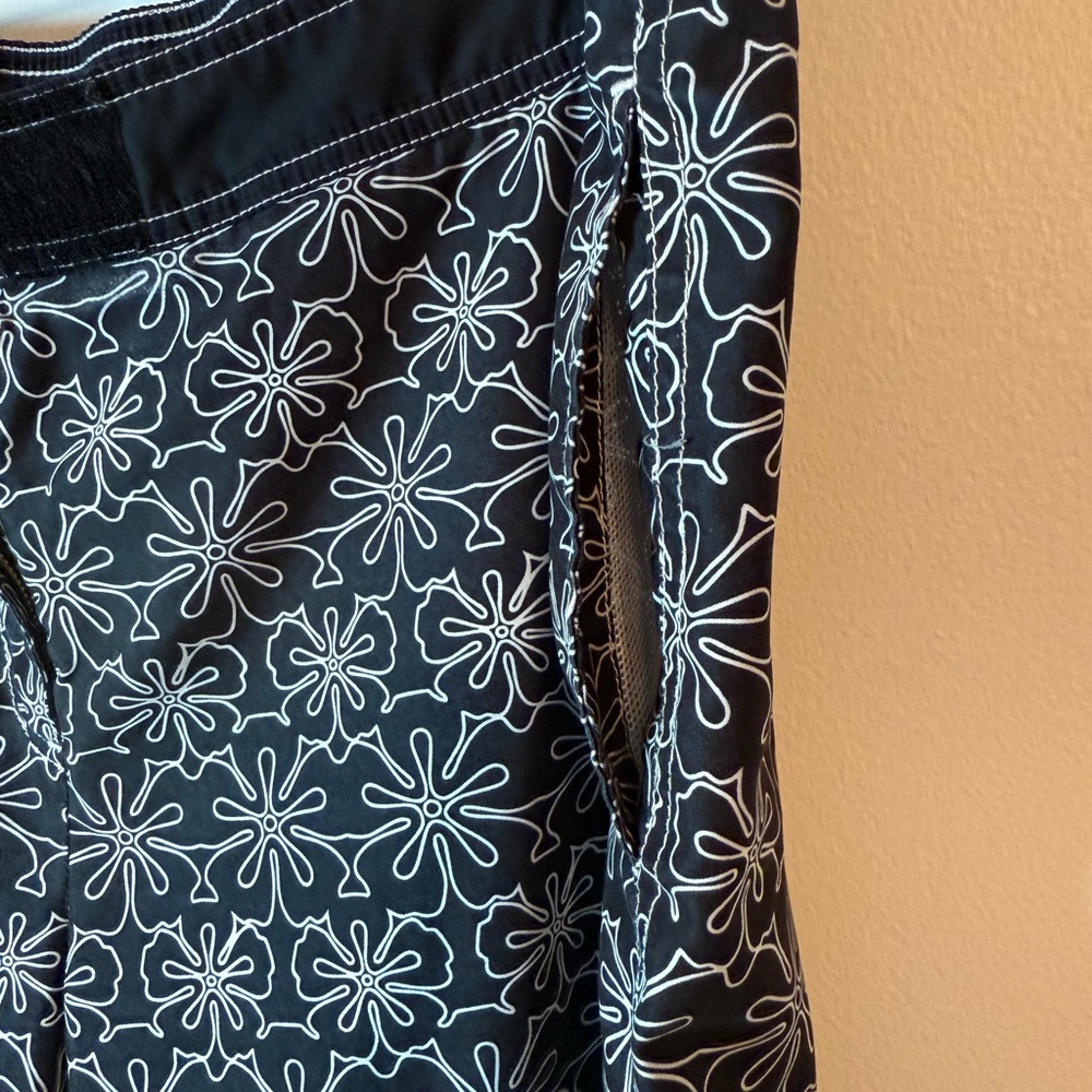 Nike Black and White Floral Joggers‎ - Picture 4 of 5